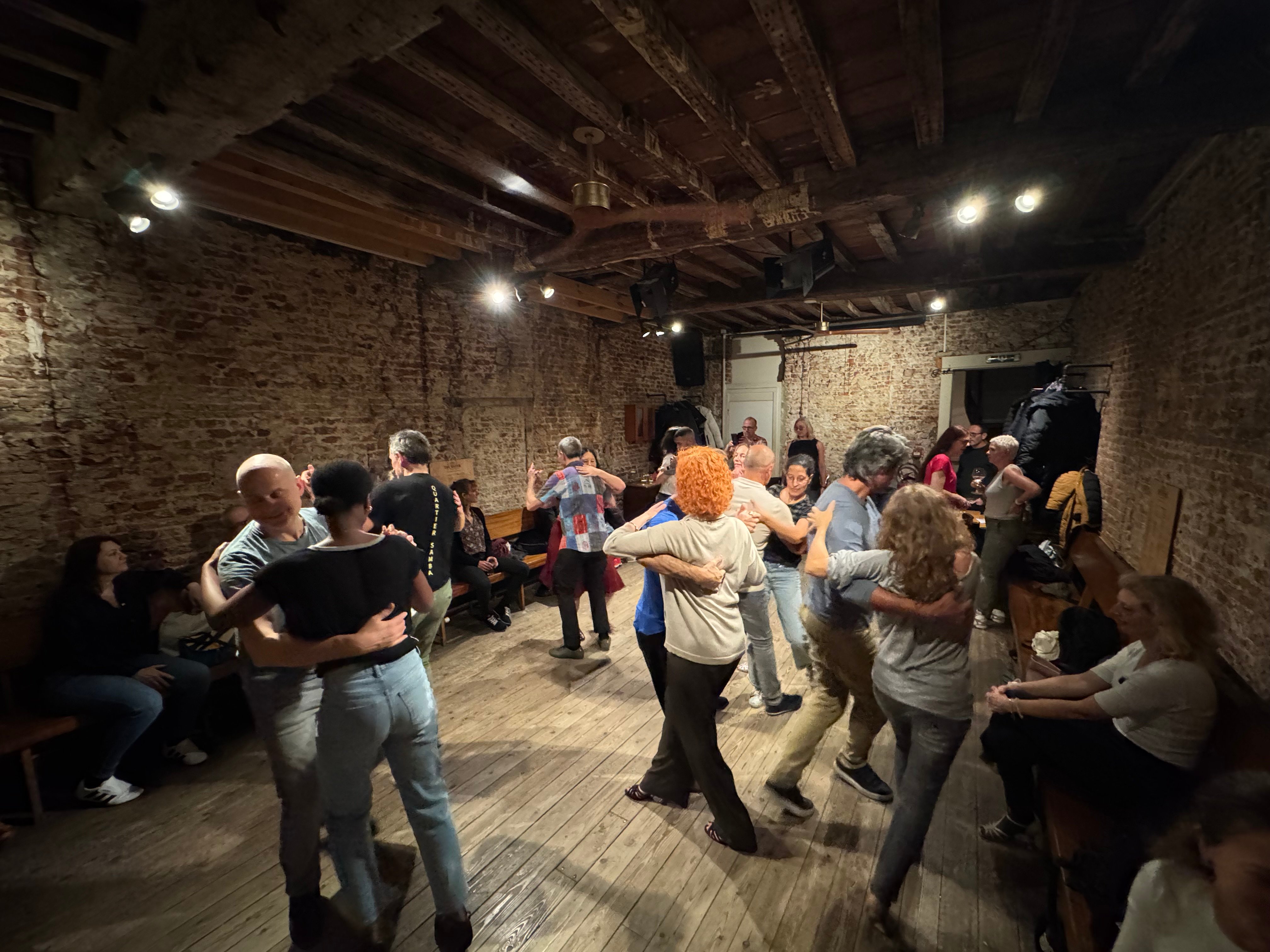 Plusieurs couples dansant la Samba de Gafieira à Brussels